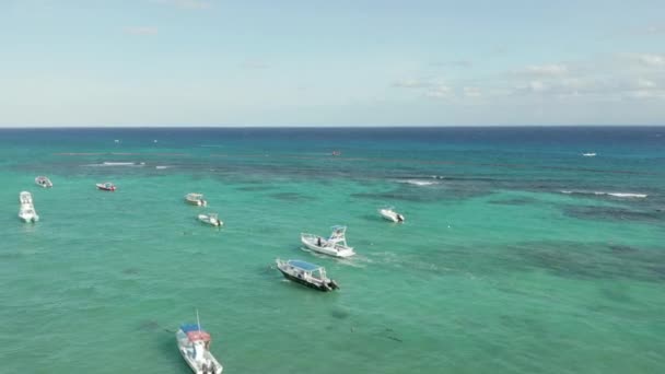 4k antenn skott Efter en båt till Båtvarv på Aqua Blue Beach i Karibien — Stockvideo