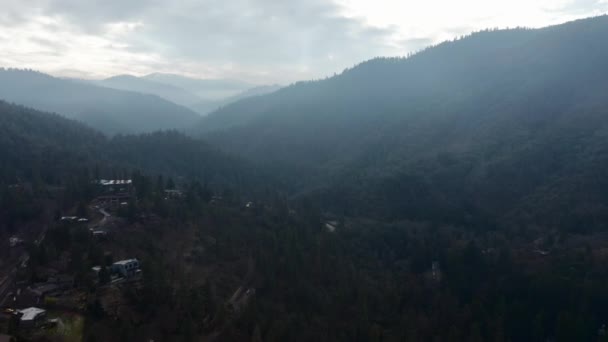 4k Aerial Shot Volando a través de un valle con una increíble vista de las montañas en Ashland — Vídeo de stock