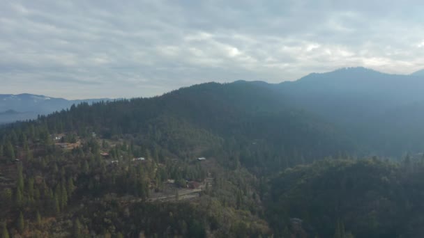 4k空中观景，俯瞰一座有房屋和雄伟山脉的山丘 — 图库视频影像
