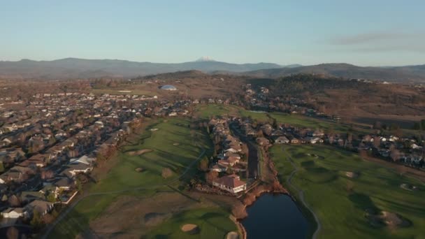 Vue panoramique sur le parcours de golf en direction des montagnes majestueuses de l'Oregon — Video