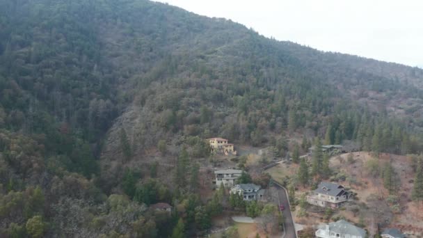 Rodeando una casa de Yellow Hill en medio del bosque en las montañas de Oregon — Vídeos de Stock