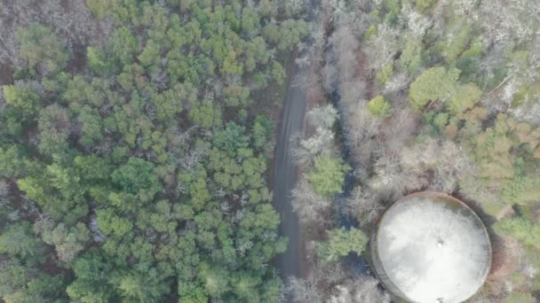 4k Αεροφωτογραφία Κοιτάζοντας πάνω από δεξαμενή νερού σε πολυτελή σπίτια σε ένα λόφο στο Ashland — Αρχείο Βίντεο