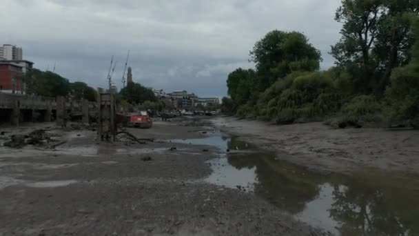 4k Aerial Shot Flying Back Along a Dry Riverbed in London While Birds Fly By — Stock video