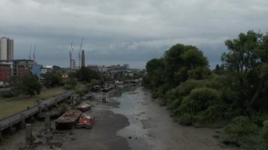 4k Hava Çekimi Londra 'da Nehir yatağında Çevredeki İnşa ve Ağaçlarla