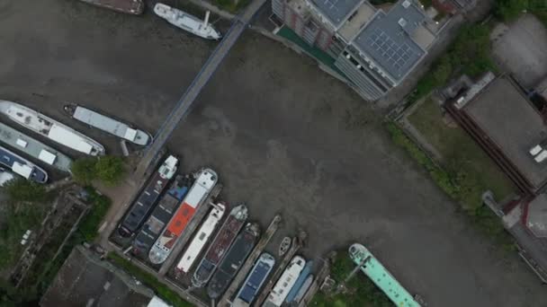 4k-Luftaufnahme: Mit Booten am Boden zurück über trockenes Flussbett in London — Stockvideo