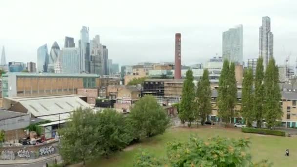 4k Aerial Bright Shot Klettern auf einen Baum, um ein atemberaubendes Londoner Stadtbild zu zeigen — Stockvideo