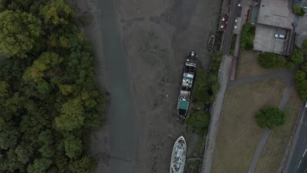 4k Aerial View Flying Over a London Riverbed near Chiswick with Boats Parked — Stock video