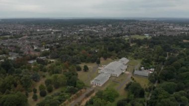 4k Hava Çekimi Şehir Manzaralı Ilıman Evi 'nden Uçuyor