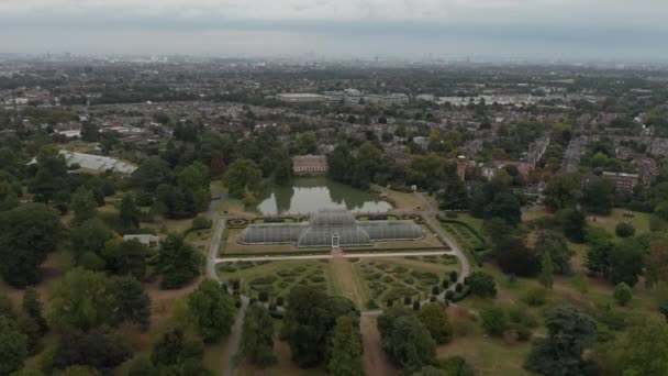Cirkling Palmhuset i Kew Gardens - designad av Charles Lanyon 1840 — Stockvideo
