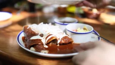 Enchiladas Tabağı 'ndan Tatlı Patates Patates Patatesi' ne doğru hızla ilerlerken.