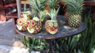 Meksika 'da Bir Restoranda Yüzler Gibi Süslemeli Doğal Ananas Videosu 