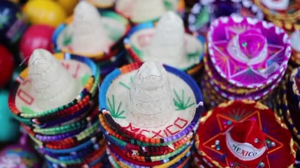 Ansichten, wie sich Souvenirs in Form bunter mexikanischer Sombreros drehen — Stockvideo