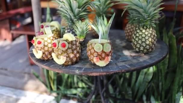 メキシコのレストランで顔のように飾られた天然パイナップルのビデオ — ストック動画