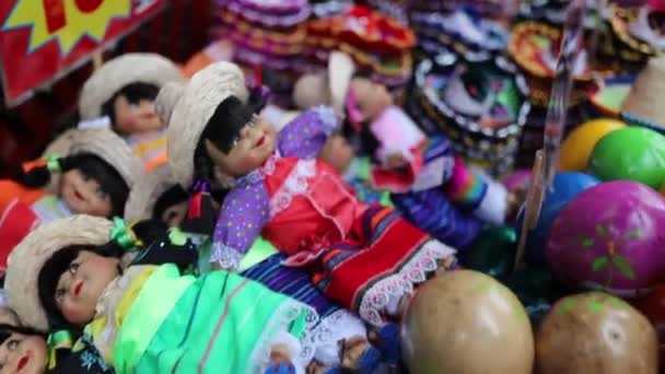 Fechar e afastar-se de mexicanos bonecas Souvernirs com vestidos coloridos — Vídeo de Stock