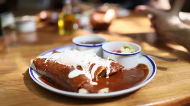 Tourner autour de la vaisselle mexicaine Enchiladas sur la table d'un restaurant — Video