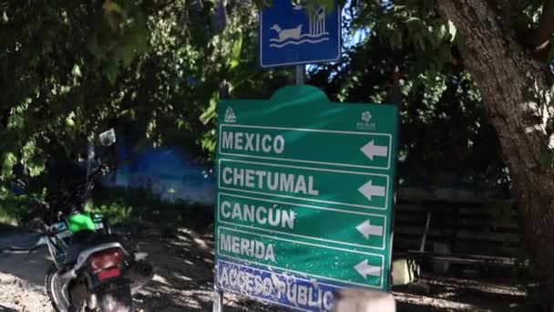 Shot Passing By a Street Sign Vedle silnice v Bacalar, Mexiko — Stock video