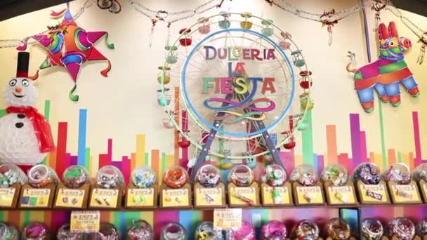 Widok Spinning Around Candy Ferris Wheel w meksykańskim sklepie — Wideo stockowe