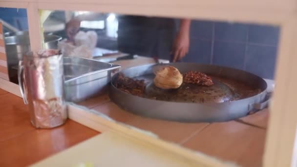 Aufnahme eines Mannes beim Kochen traditioneller mexikanischer Sandwiches in einer Restaurantküche — Stockvideo