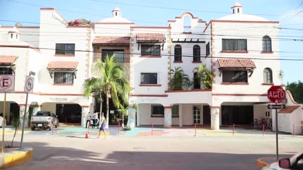 Le dispararon caminando hasta el edificio español en la pequeña ciudad mexicana mientras un hombre pasaba por allí — Vídeo de stock