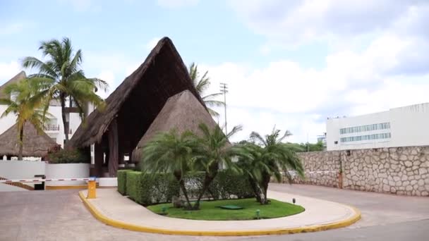 Προβολή κυκλώνοντας γύρω από μια είσοδο ξενοδοχείου σε μια πόλη παραλία στο Μεξικό σε μια ηλιόλουστη μέρα — Αρχείο Βίντεο