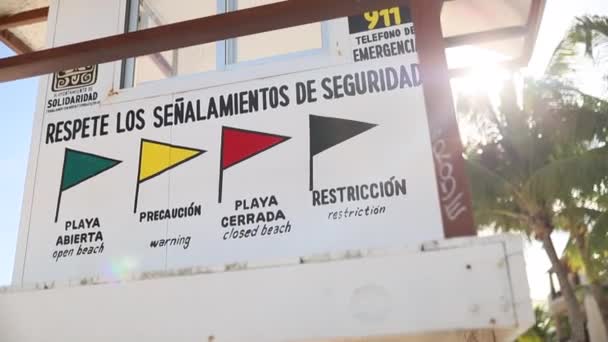 Vue d'un belvédère mexicain sur la plage et commencer à panoramique à gauche vers l'océan Aqua Blue — Video