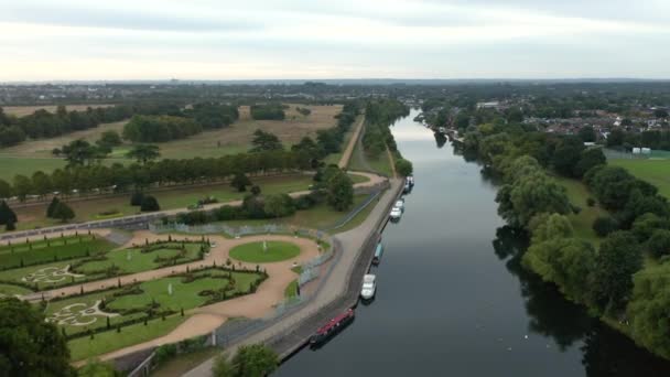 View Flying Over River mögött Hampton Court Palace a város a háttérben — Stock videók