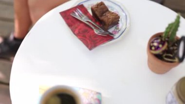 Brownie 'ye Odaklanma ve Sıcak İçeceklerle Masaya Yakınlaşma