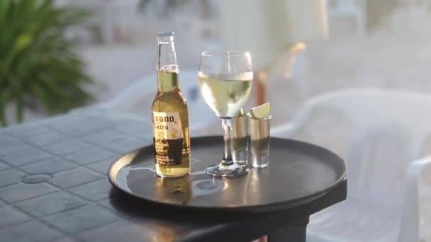 Skott cirklar runt Corona öl och vin Cup i en strandrestaurang i Mexiko — Stockvideo