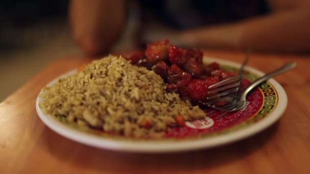 Tiro de plato chino con arroz, agrio y pollo dulce en restaurante mexicano — Vídeos de Stock