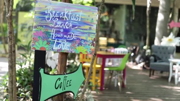 Prise de vue de l'entrée colorée signe d'une Alice au pays des merveilles restaurant à thème — Video