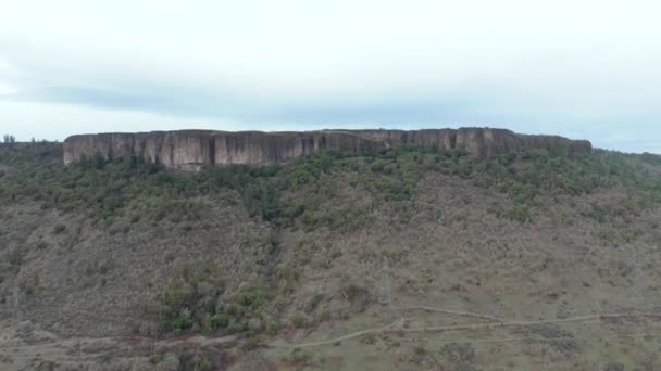 Vista aérea de 4k volando hacia atrás lejos de la cara del acantilado de la montaña de la mesa — Vídeo de stock
