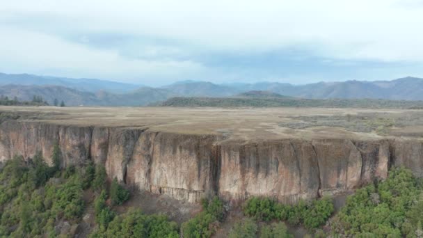 4k vista panorâmica circulando em torno de botão plano com montanhas no fundo — Vídeo de Stock