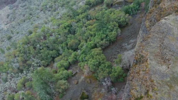 4k Pemandangan Udara Jatuh dari Tebing dan Berputar Mengelilingi untuk Menampilkan Gunung Datar — Stok Video