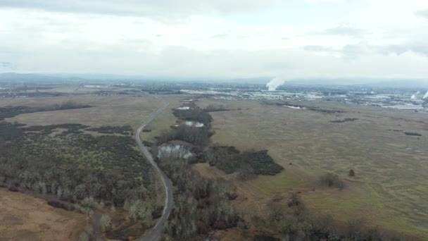 4k空中射击飞越小水塘附近的道路，可俯瞰全城 — 图库视频影像