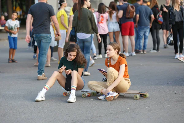 Moscú Rusia Agosto 2018 Dos Jóvenes Camisetas Pantalones Cortos Sientan — Foto de Stock