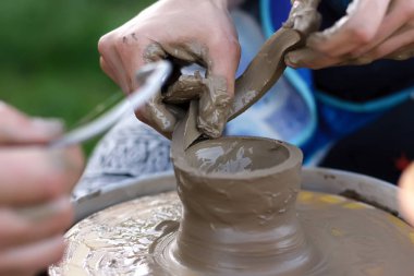 Kil mankenliği, kadınların ıslak ve kirli elleri Potter 'ın tekerindeki kil tabakasını kesti, mankenlik üzerine bir mastır sınıfını elle kontrol etti.