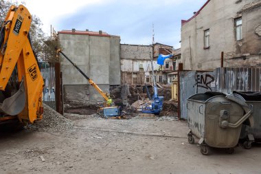 Tiflis, Gürcistan, 13 Ocak 2019: Tiflis 'teki tarihi merkezin restorasyonu. İnşaat malzemeleri ve çöp konteynırları binanın duvarlarında.