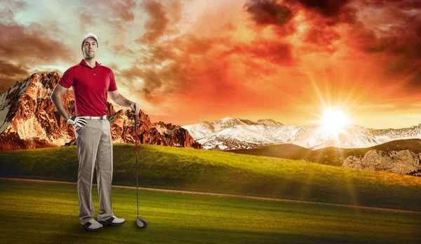 Joueur de golf en chemise rouge — Photo