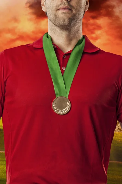 빨간 셔츠에 있는 골프 선수 — 스톡 사진