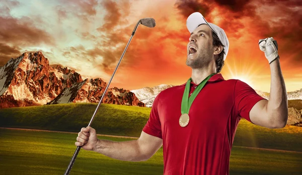 Golfspieler im roten Hemd — Stockfoto