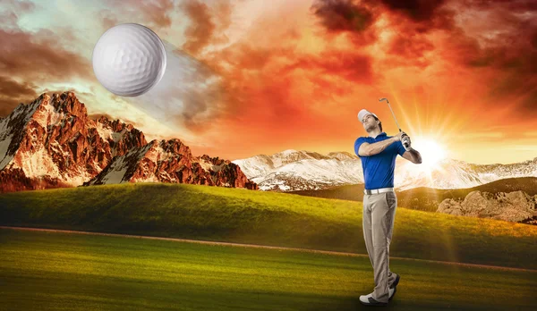 Golfspeler in een blauw shirt — Stockfoto