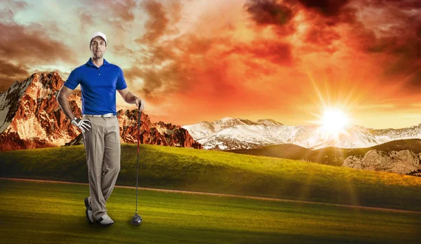 Jogador de golfe em uma camisa azul — Fotografia de Stock