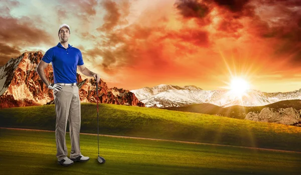 Jogador de golfe em uma camisa azul — Fotografia de Stock