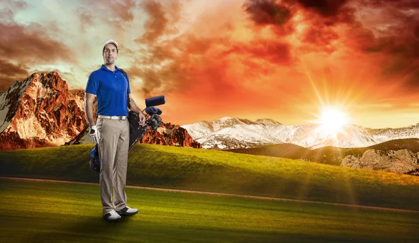 Jogador de golfe em uma camisa azul — Fotografia de Stock