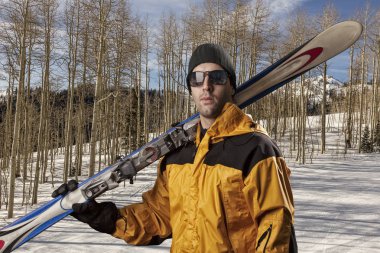 Kayakçı Kayak Takımı tutan