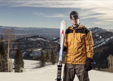 Kayakçı Kayak Takımı tutan