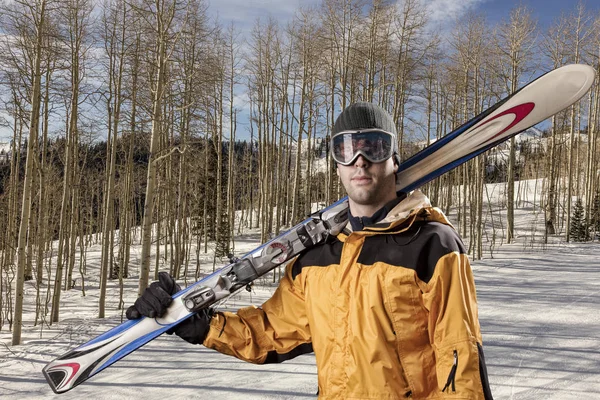 Skiër houden een paar ski 's — Stockfoto