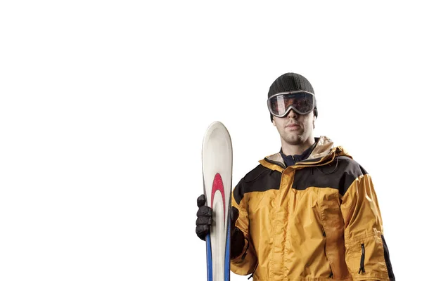 Skifahrer mit einem Paar Skier — Stockfoto