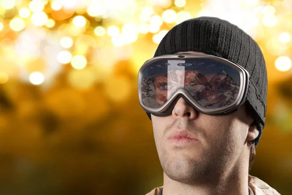 Skier looking for a snowy mountain. — Stock Photo, Image