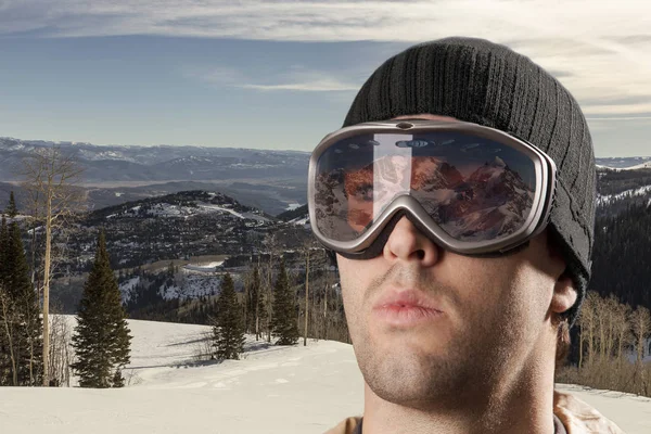 Skifahrer auf der Suche nach einem verschneiten Berg. — Stockfoto